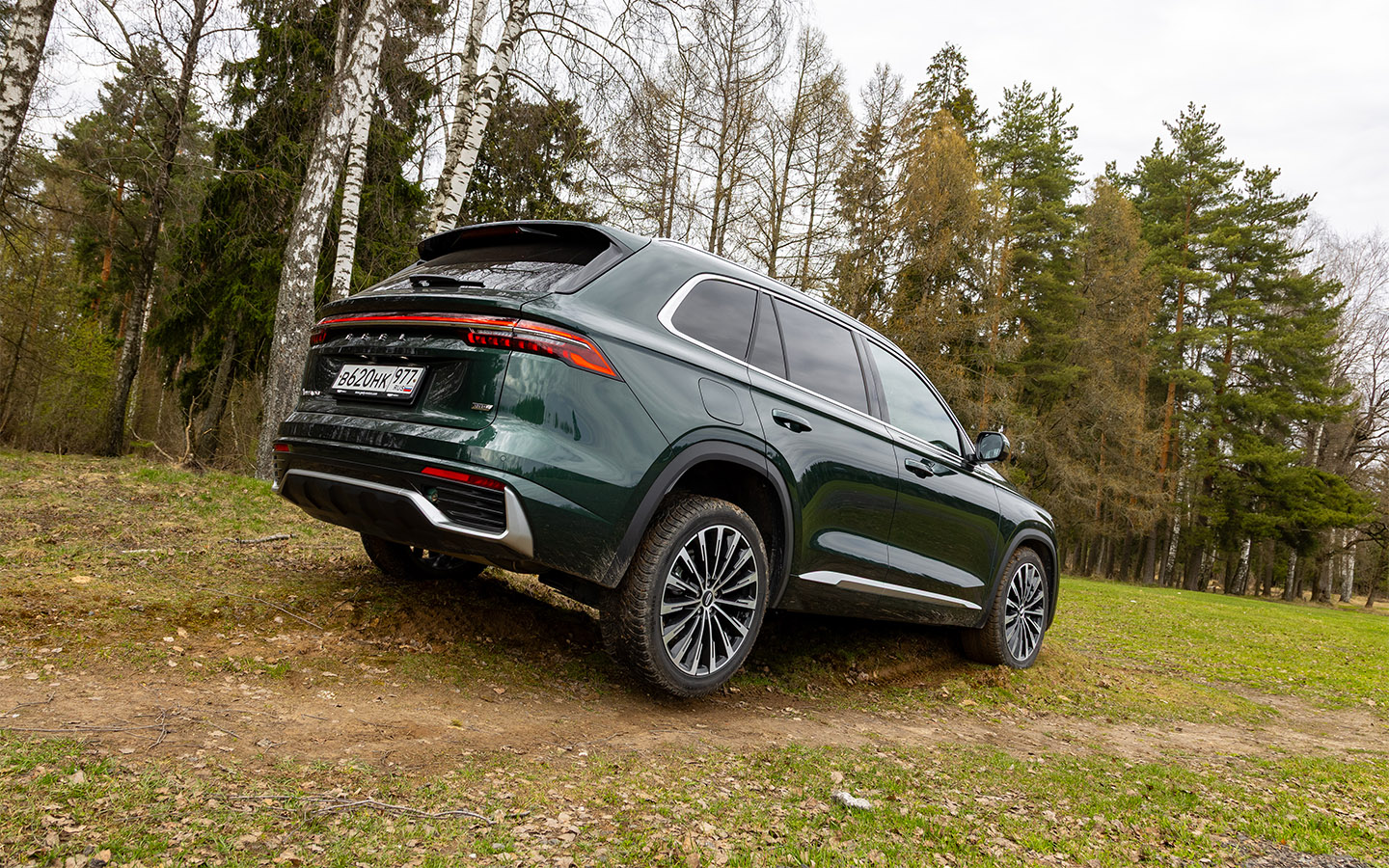 На первый взгляд&nbsp;бездорожье &mdash; не стихия&nbsp;Geely Monjaro, но он весьма способный малый. Не мешают даже относительно&nbsp;короткоходная подвеска и дорожный просвет 210 мм