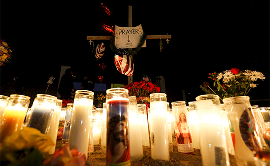 Свечи и цветы в память о жертвах массового убийства в&nbsp;Сан-Бернардино