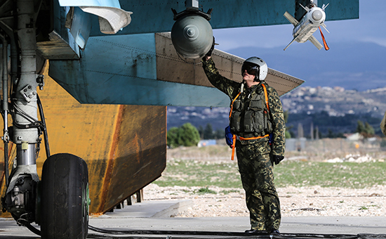 Летчик у истребителя-бомбардировщика Су-34 на авиабазе Хмеймим



