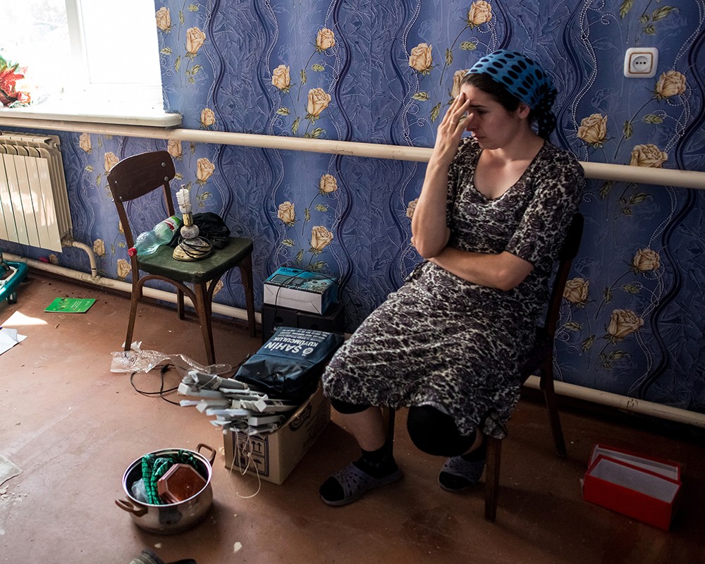 Жительница поселка Семеновка под Славянском в своем доме, разрушенном в результате попадания снаряда