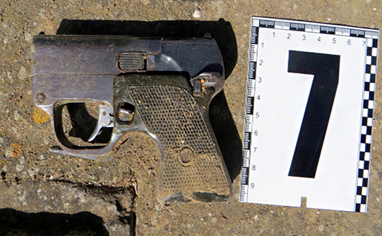 Пистолет, обнаруженый в ходе задержания украинских диверсантов сотрудниками ФСБ России в Крыму



