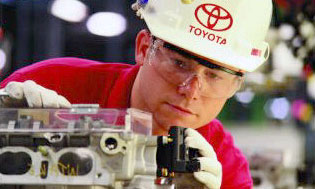 Снегопады блокировали работу 15 заводов Toyota 