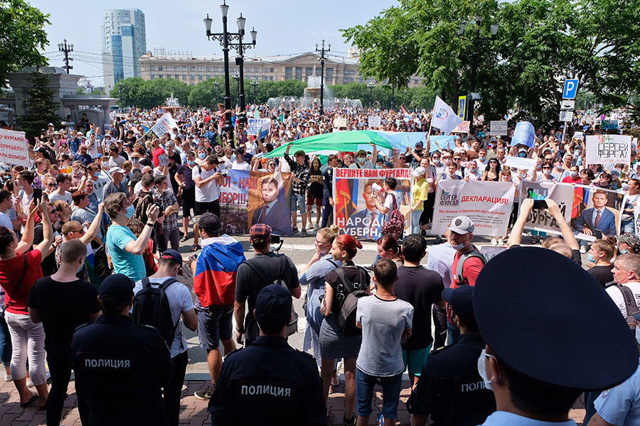 Часть протестующих&nbsp;в Хабаровске прошла напротив здания краевого правительства, на центральной площади Ленина