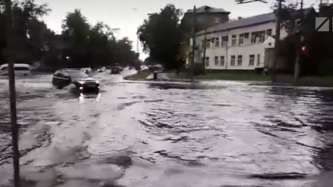 Сильные дожди затопили дороги и дворы в Нижнем Новгороде. Видео