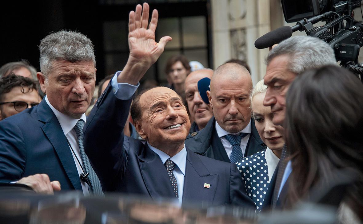 Сильвио Берлускони (в центре)