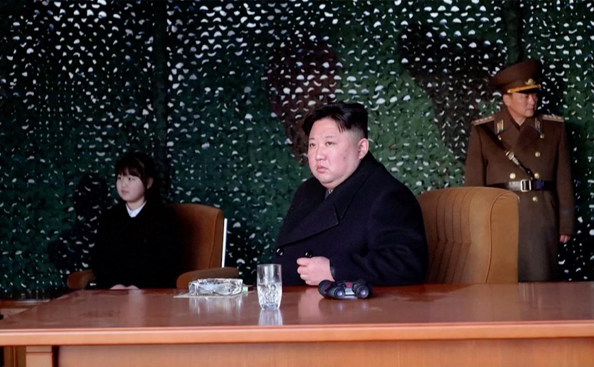 Ким Чен Ын вместе с дочерью руководил артиллерийскими учениями