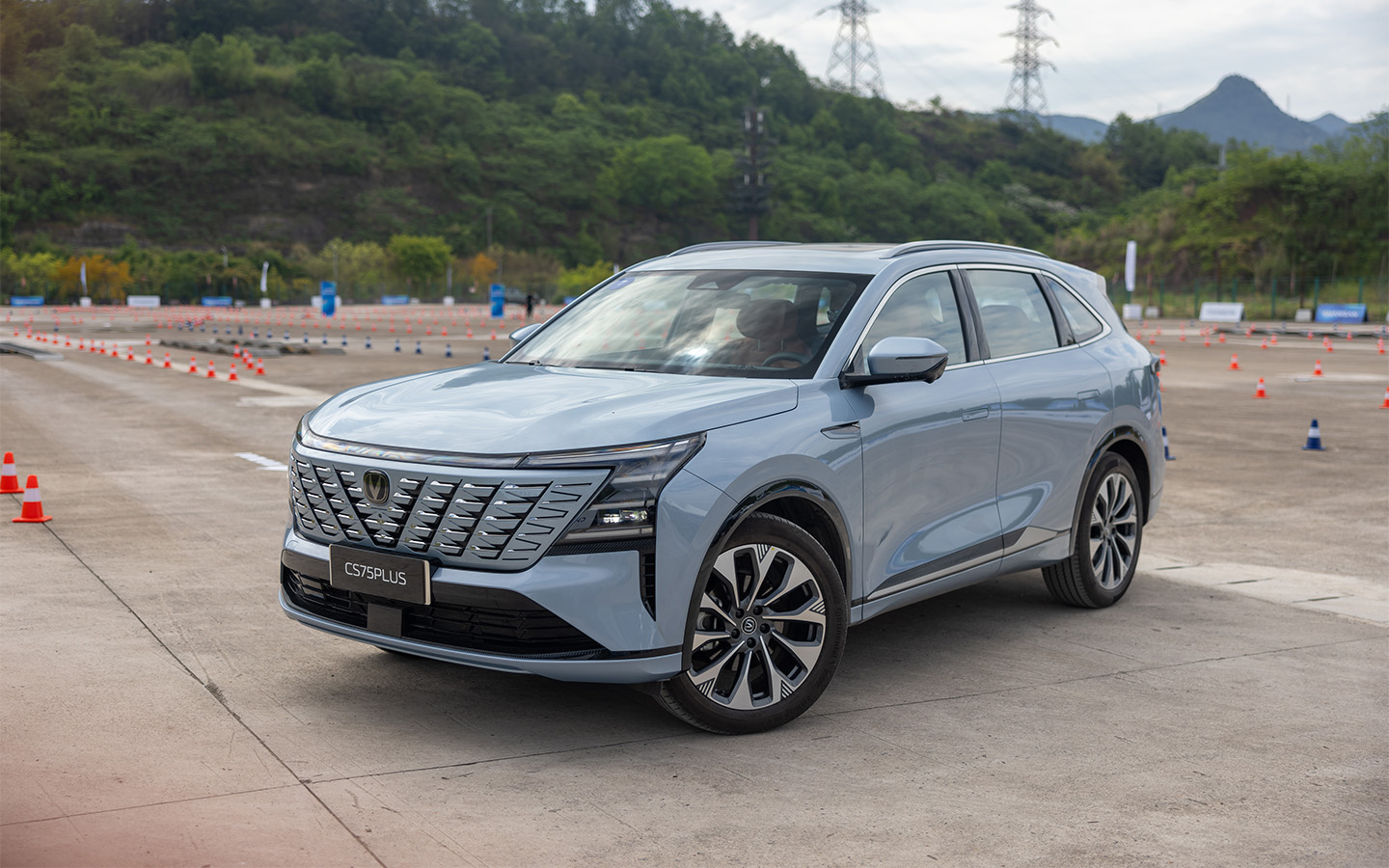 Changan CS75 Plus в полной мере отражает узнаваемый корпоративный стиль марки