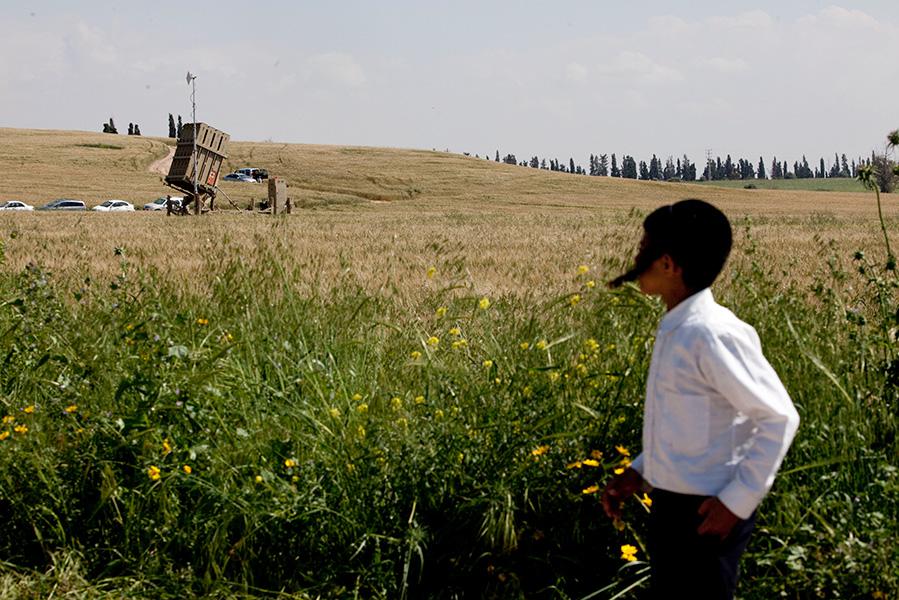 Мальчик смотрит на ракетную систему «Железный купол», 9 апреля 2011 года в Ашкелоне, Израиль