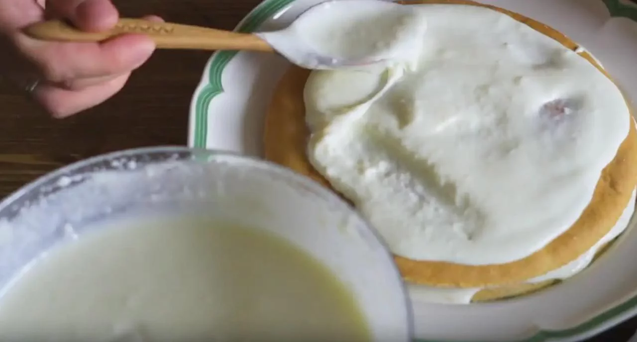 Выложите коржи слоями с кремом