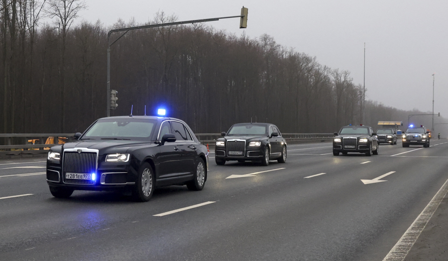 Уиткофф и Кушнер направились в Москву в сопровождении кортежа из черных автомобилей. Проехав Кремль, переговорщики отправились на обед в один из ресторанов рядом с Манежной площадью, отмеченный звездой Michelin. Там они попробовали блюда русской кухни: пирожки-посикунчики, филе оленя и перепелку с гречкой, а на десерт &mdash; яблочную шарлотку.