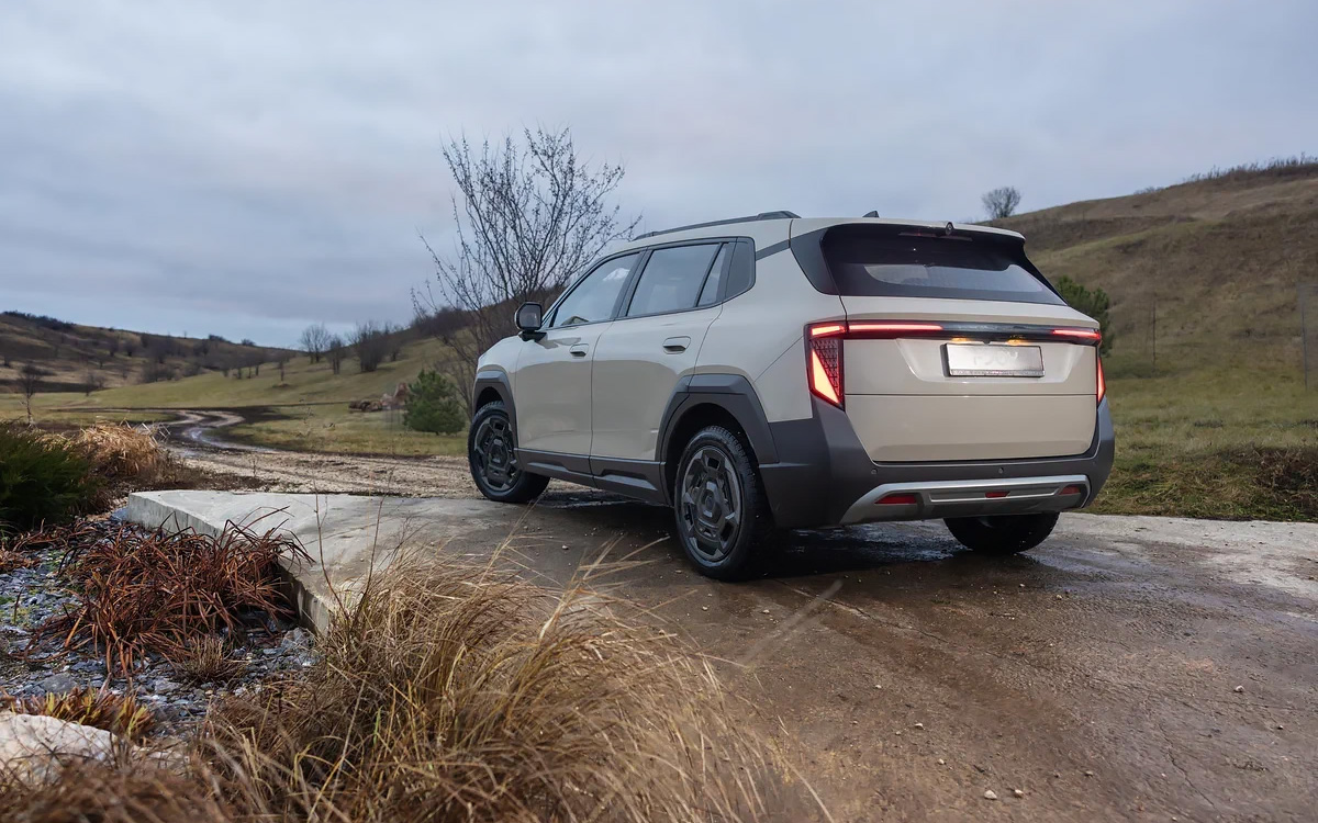 Сзади новый&nbsp;Evolute i-Joy легко узнаваем благодаря необычному рисунку светодиодных фонарей. На тестовых экземплярах на крышке багажника нет логотипа бренда, но на серийных автомобилях он появится