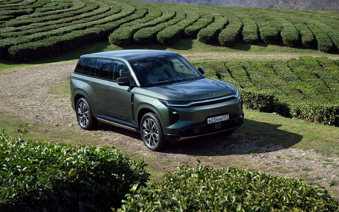 Благодаря дорожному просвету 200 мм&nbsp;GAC S7 легко преодолевает легкое бездорожье, благо привод у модели полный. Предусмотрен и&nbsp;специальный внедорожный режим силовой установки