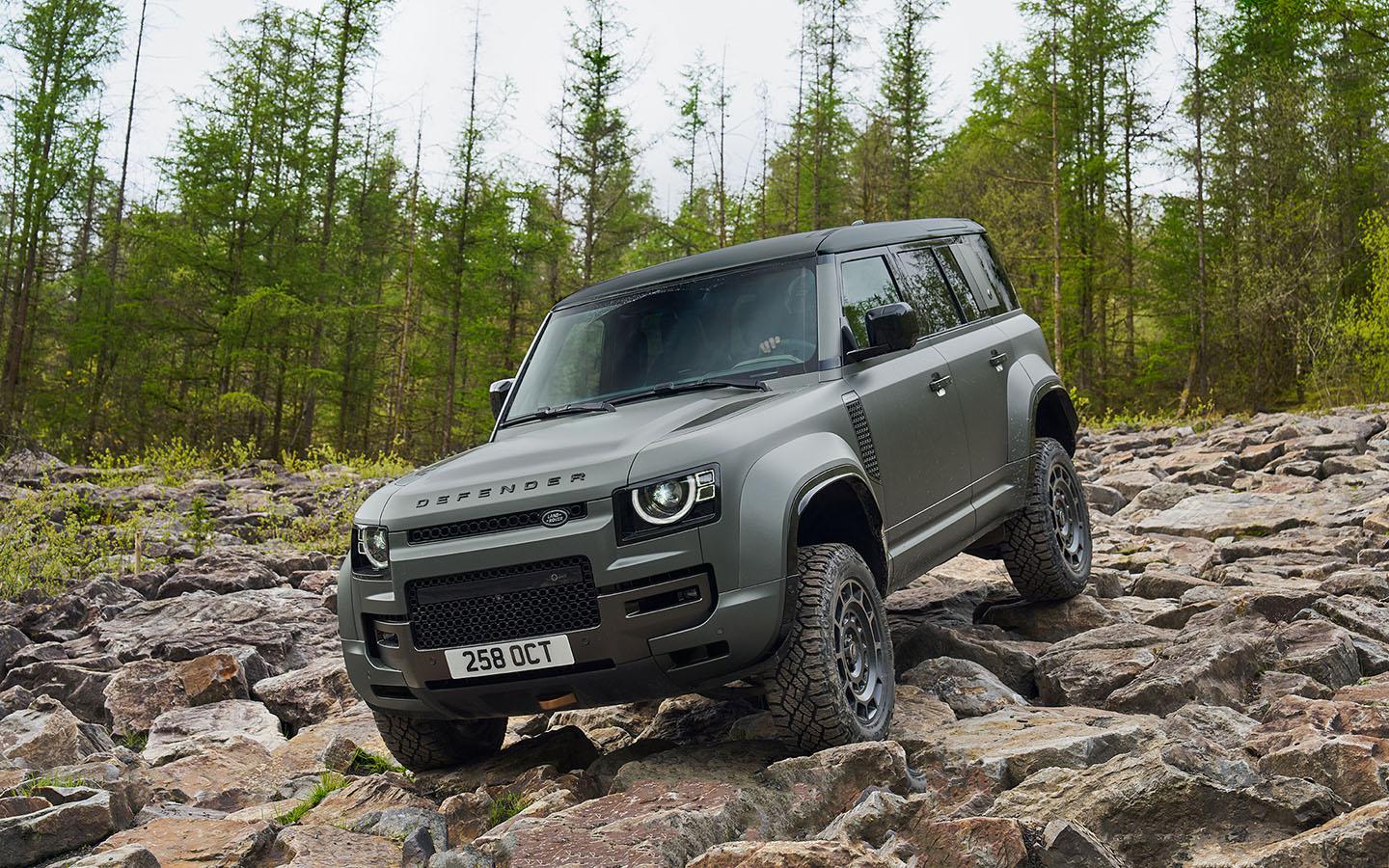 Defender стал «Дефендером». JLR русифицировал название внедорожника