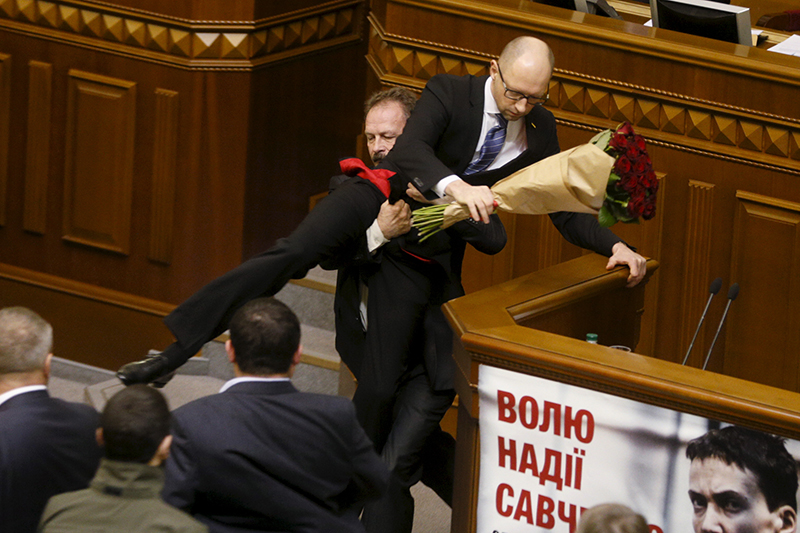 Скандалы с участием Яценюка были нередкими во время его работы премьером. В декабре прошлого года депутат Олег Барна во время отчета премьера перед парламентом вынес его с трибуны.