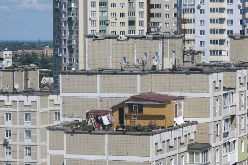 Украинцы стали строить дачи на крышах многоквартирных домов