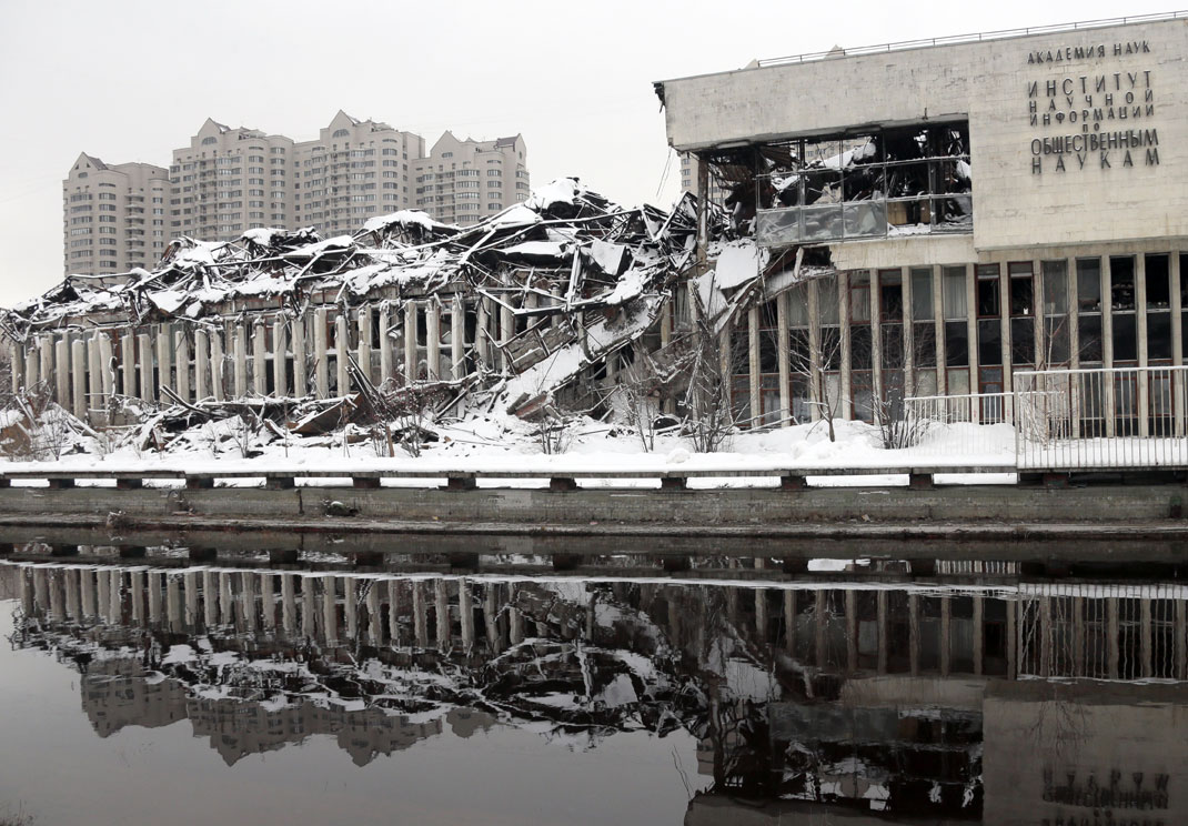 Сгоревшее здание фундаментальной библиотеки РАН