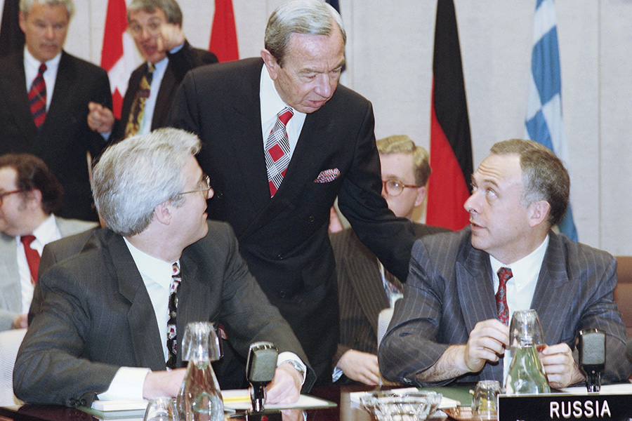 В 1992 году Чуркин стал заместителем министра иностранных дел Андрея Козырева (на фото справа), с&nbsp;которым познакомился во&nbsp;время учебы в&nbsp;МГИМО.​
