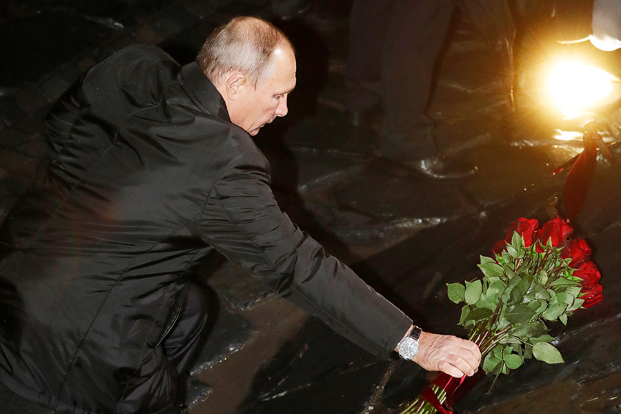 Президент России Владимир Путин 30 октября возложил цветы к мемориалу &laquo;Стена скорби&raquo; в Москве. Создать его Путин поручил в 2015 году.
