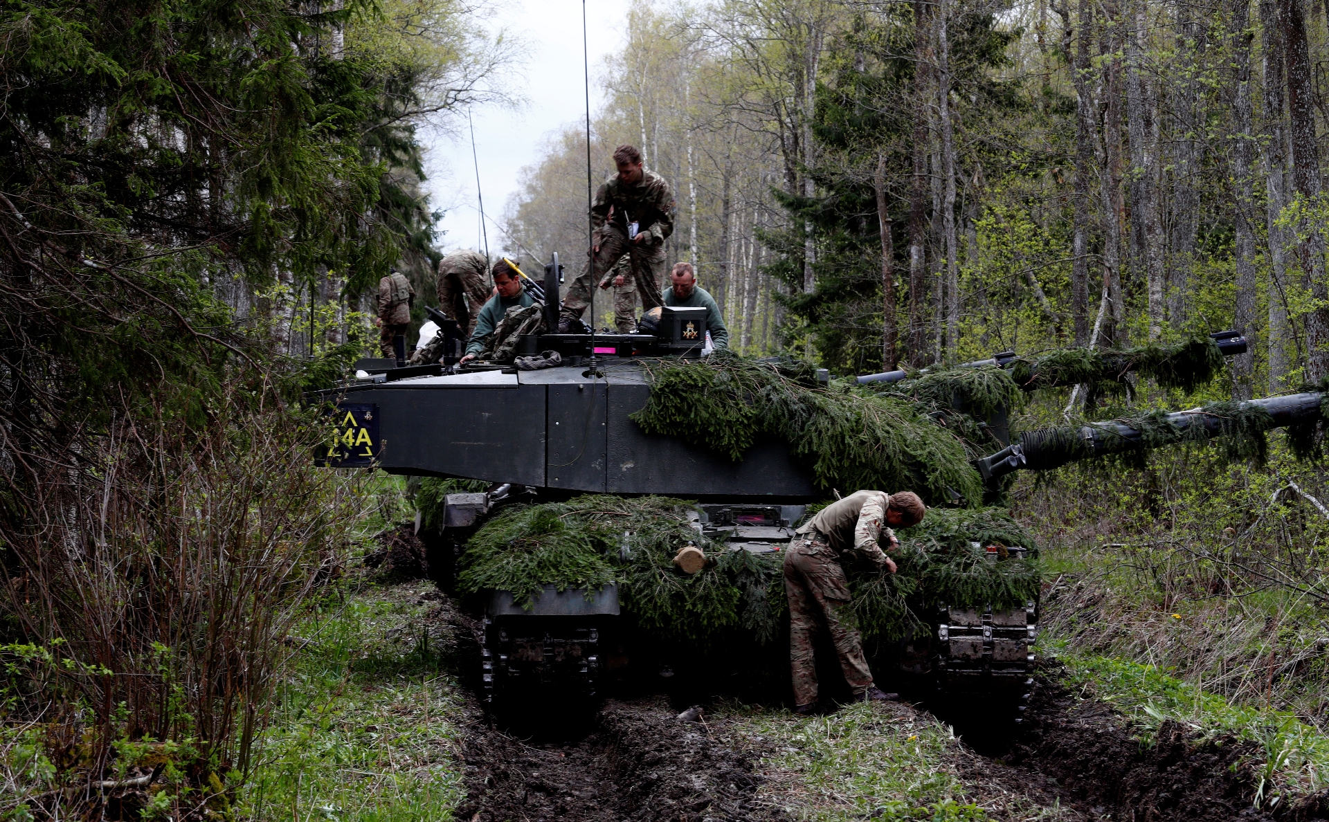 Британские танки&nbsp;Challenger во время учений&nbsp;Spring Storm в Эстонии