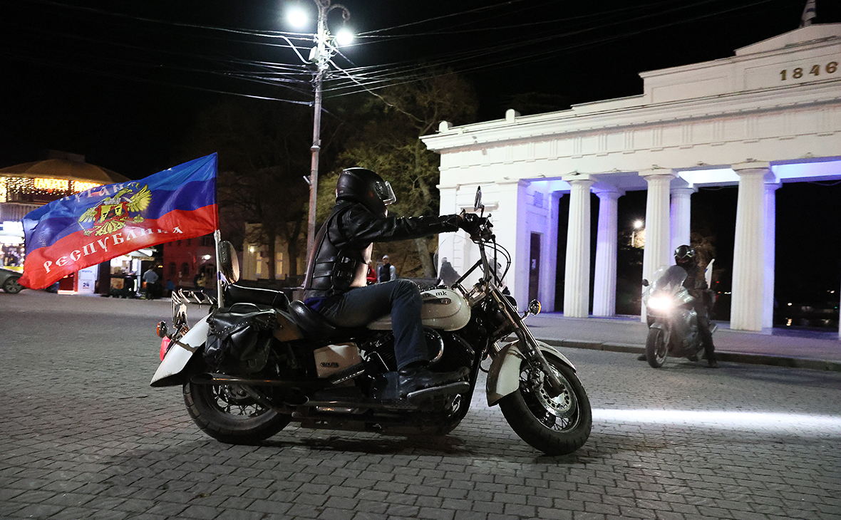 Участники мотоклуба &laquo;Ночные волки&raquo; во время мотопробега в поддержку признания независимости ДНР и ЛНР
