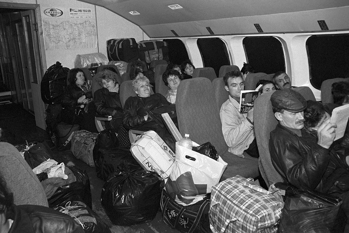 <p>1995 год. Челноки с товарами, закупленными в Турции, возвращаются в Сочи. Чтобы увезти с собой как можно больше багажа, в салоне часто снимали кресла, а сумки нагромождали до потолка.</p>