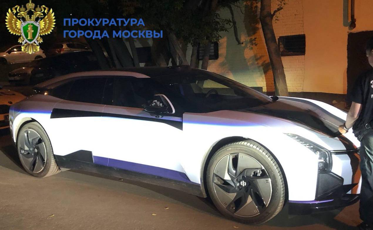 Прокуратура опубликовала фото авто, сбившего людей на набережной в Москве