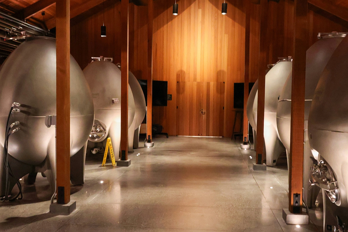 Выдержка вина в бетонных емкостях — это модный тренд в виноделии