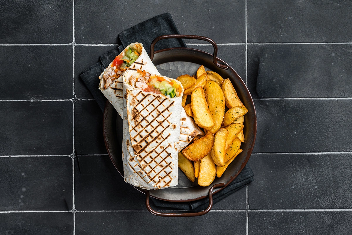 Шаурмистам в России стали предлагать зарплату на треть больше в 2025 году