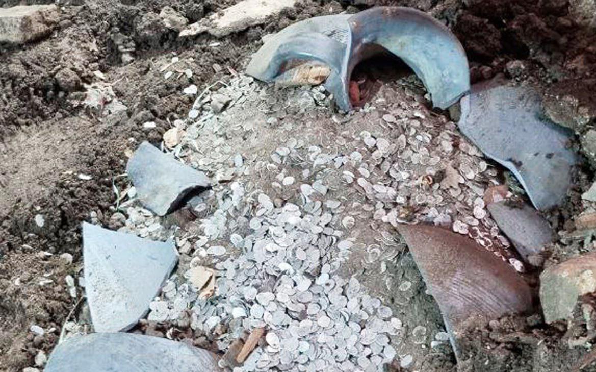 В Москве нашли горшок с монетами XVI–XVII веков