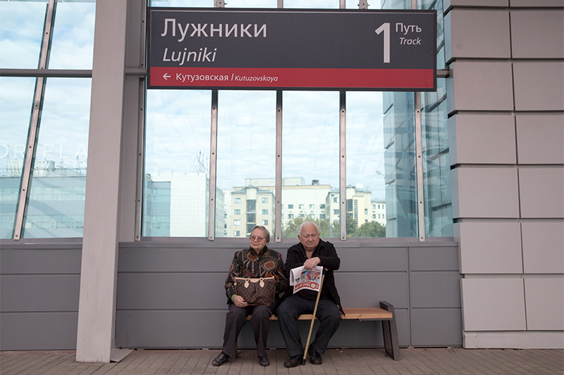 Пассажиры на&nbsp;станции &laquo;Лужники&raquo; Московского центрального кольца


