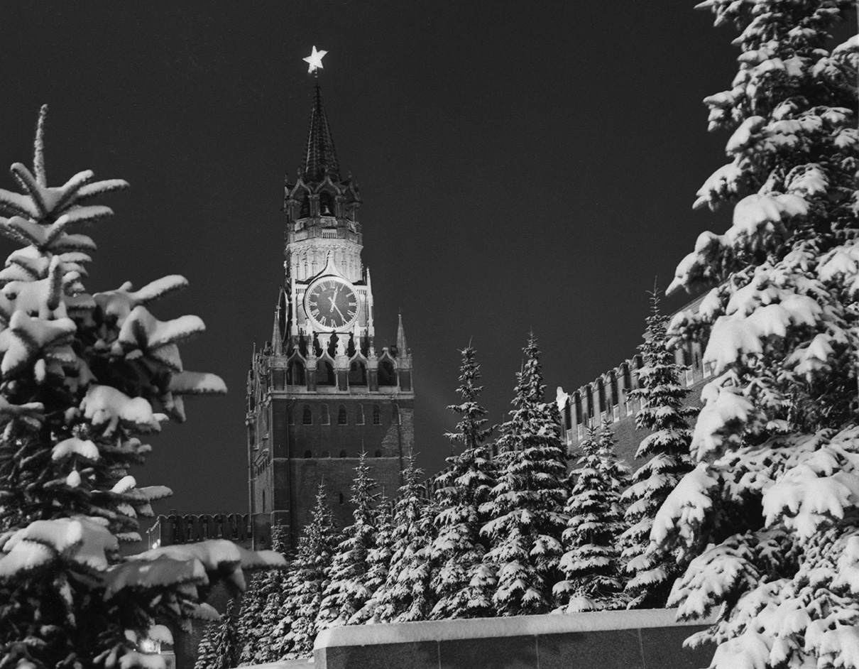 Спасская башня на Красной площади в канун Нового, 1965 года
