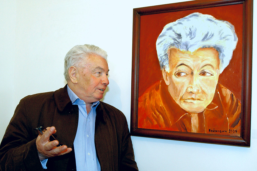 Владимир Войнович на открытии выставки своих живописных работ в Строгановском дворце Государственного Русского музея в Санкт-Петербурге. 27 мая 2004 года
