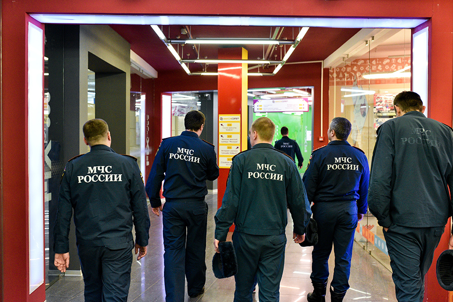 Сотрудники МЧС России во время проверки пожарной безопасности&nbsp;