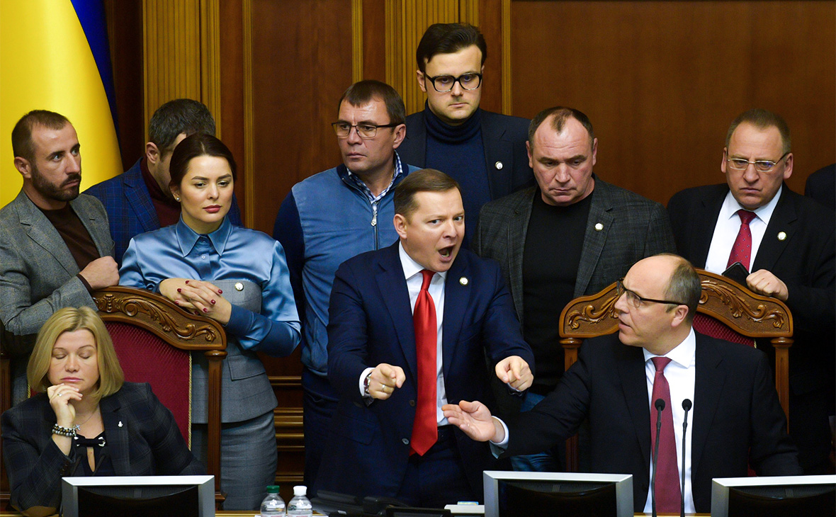 Валерия Заружко (вторая слева), Олег Ляшко (в центре), Андрей Парубий (справа на первом плане) на внеочередном заседании Верховной рады