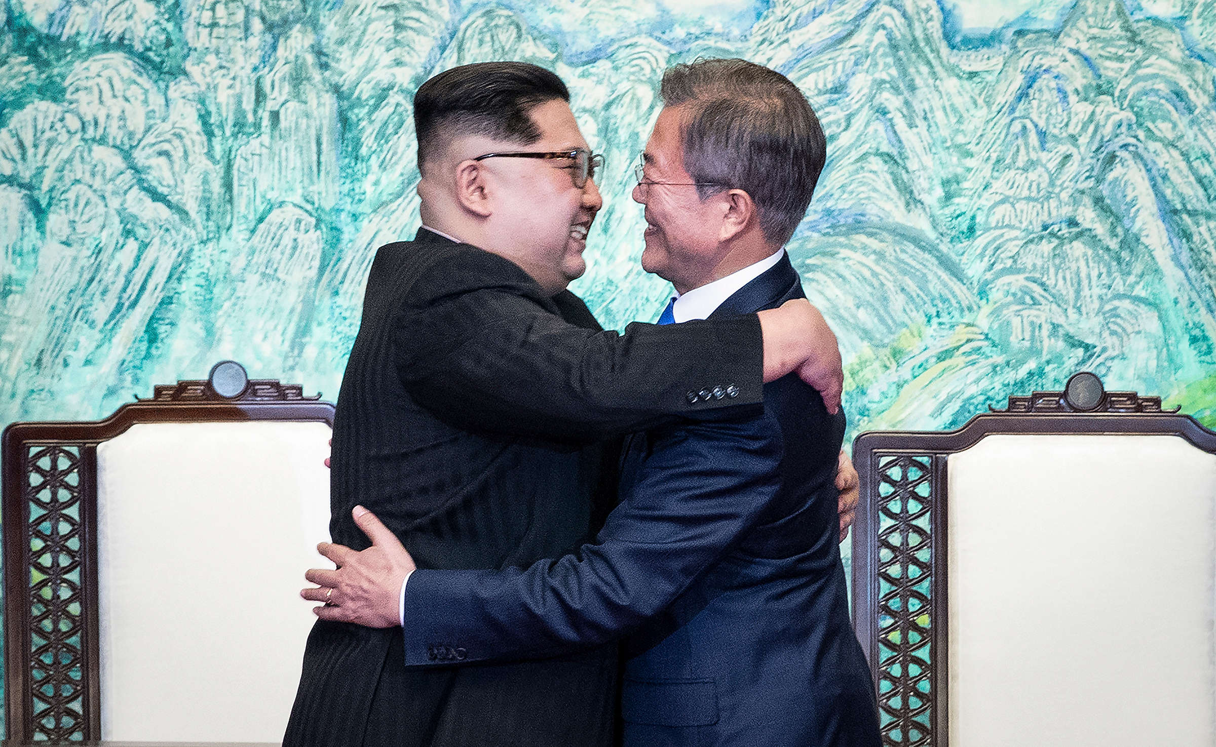 Лидер КНДР Ким Чен Ын (слева) и президент Южной Кореи Мун Чжэ Ин во время встречи 27 апреля 2018 года. Все контакты между странами были прекращены в 2016 году, когда Сеул в ответ на ядерные и ракетные испытания Пхеньяна решил выйти из проекта промышленной зоны Кэсон в Северной Корее

