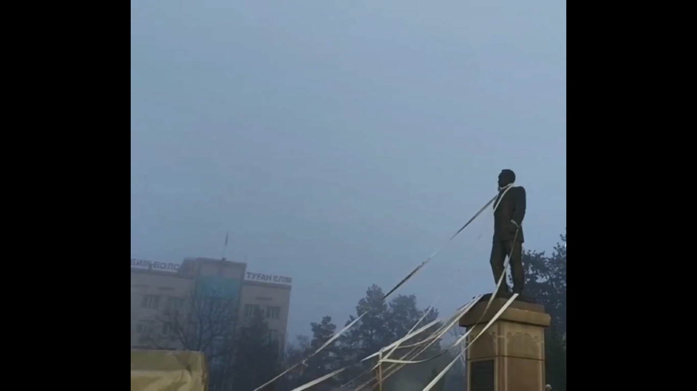 В Казахстане начали снос памятника Назарбаеву. Видео"/>













