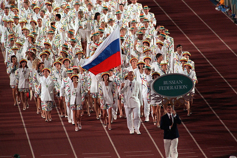 В 1994 и 1996 годах Юдашкин создавал костюмы для олимпийской сборной России (Олимпиады в Лиллехаммере и Атланте). Белая форма спортсменов в цвет олимпийского флага была дополнена декором в виде олимпийских колец и аксессуаром — разноцветной панамой. На фото — российская сборная на церемонии открытия олимпиады в Атланте, 1996 год.