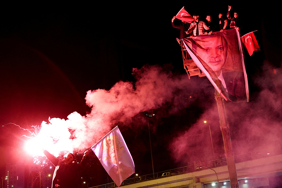 Сторонники Эрдогана празднуют его победу в Анкаре