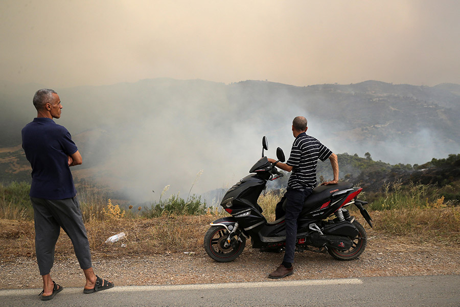 На фото:&nbsp;пожар 24 июля возле деревни Збербер&nbsp;в алжирской провинции Буира.

Здесь пожары также участились из-за сильной жары. В их ликвидации задействовано&nbsp;около&nbsp;8 тыс. пожарных