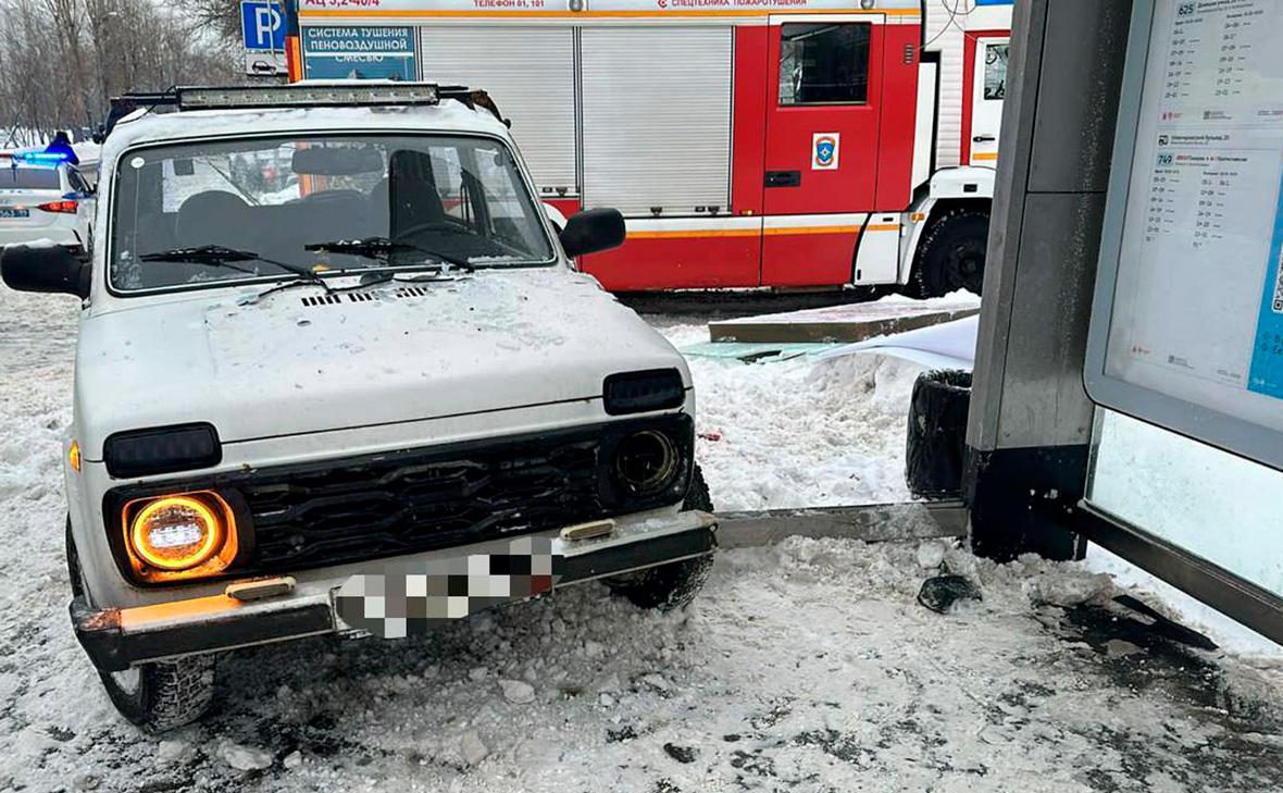 В Москве пять человек пострадали из-за врезавшейся в остановку «Нивы» — РБК