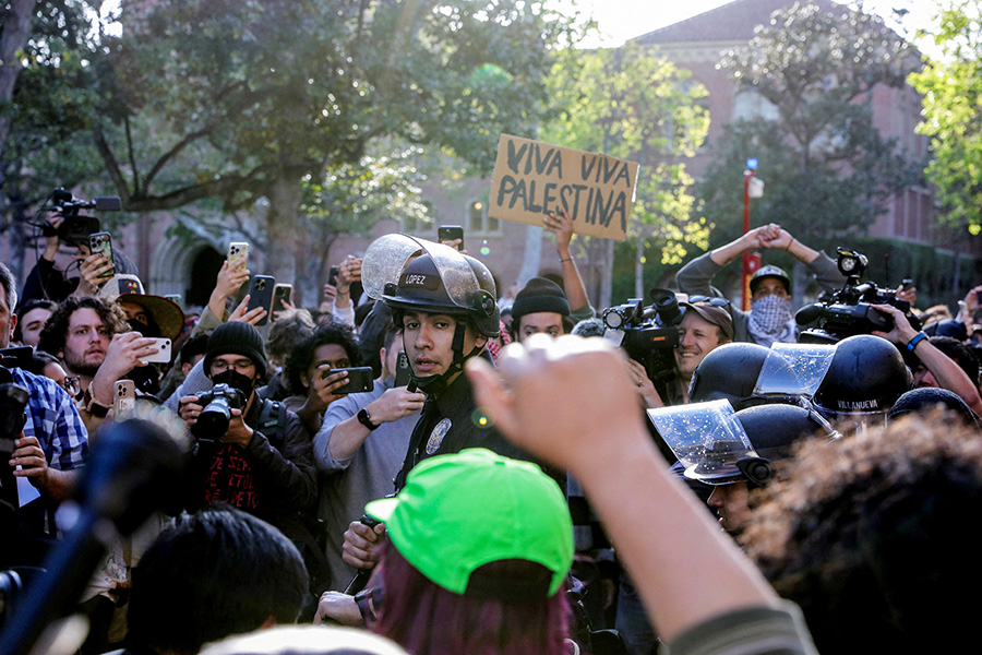 Полиция Лос-Анджелеса окружает студентов, протестующих в поддержку палестинцев в палаточном городке на территории Университета Южной Калифорнии, 24 апреля 2024 года