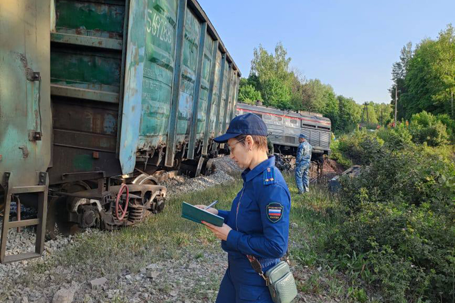 Дорога в окрестностях временно перекрыта на участке в несколько километров, организован объезд.