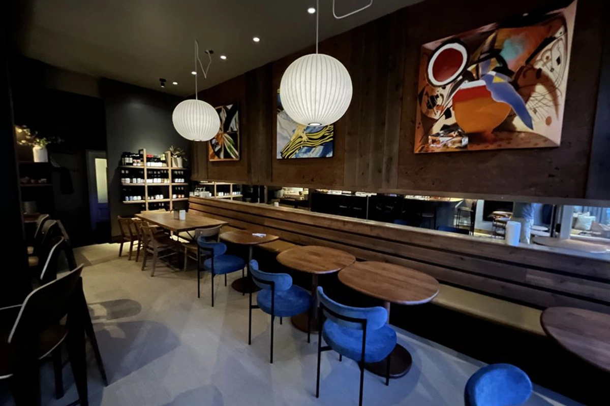 Просуществовавший всего два месяца винный бар в Сан-Франциско Kis Cafe закрылся после спора шеф-повара с TikTok-блогером