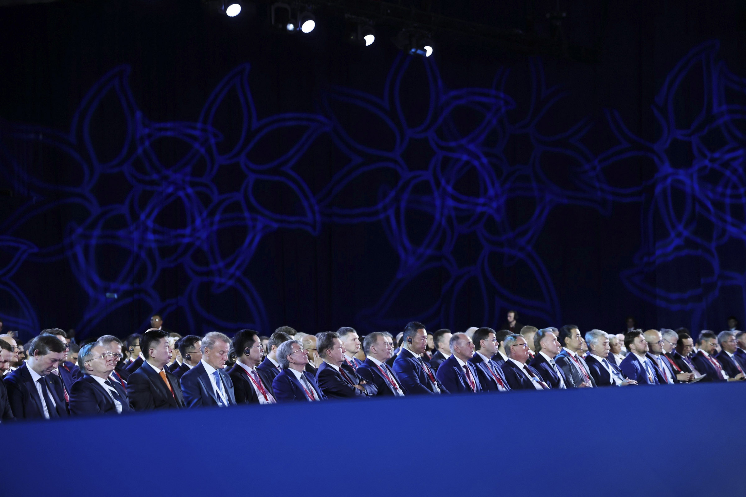 Пленарное заседание продлилось около трех часов. В речи Путин затронул вопросы экономики, Украины, отношения с Китаем и США, развитие Дальнего Востока, а также дал новые поручения правительству.

В частности, он заявил о планах открыть мост в КНДР через реку Туманная в 2026 году и предложил с 1 января 2027 года запустить на Дальнем Востоке и в Арктике единый режим преференций для бизнеса с более длинными льготами на прибыль и &laquo;дедушкиной оговоркой&raquo;&nbsp;&mdash; неизменными условиями работы до 15 лет.