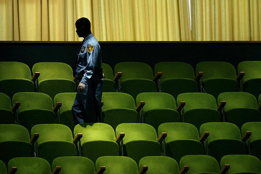 Сотрудник службы безопасности ООН в зале Генеральной Ассамблеи перед началом сессии, Нью-Йорк, США