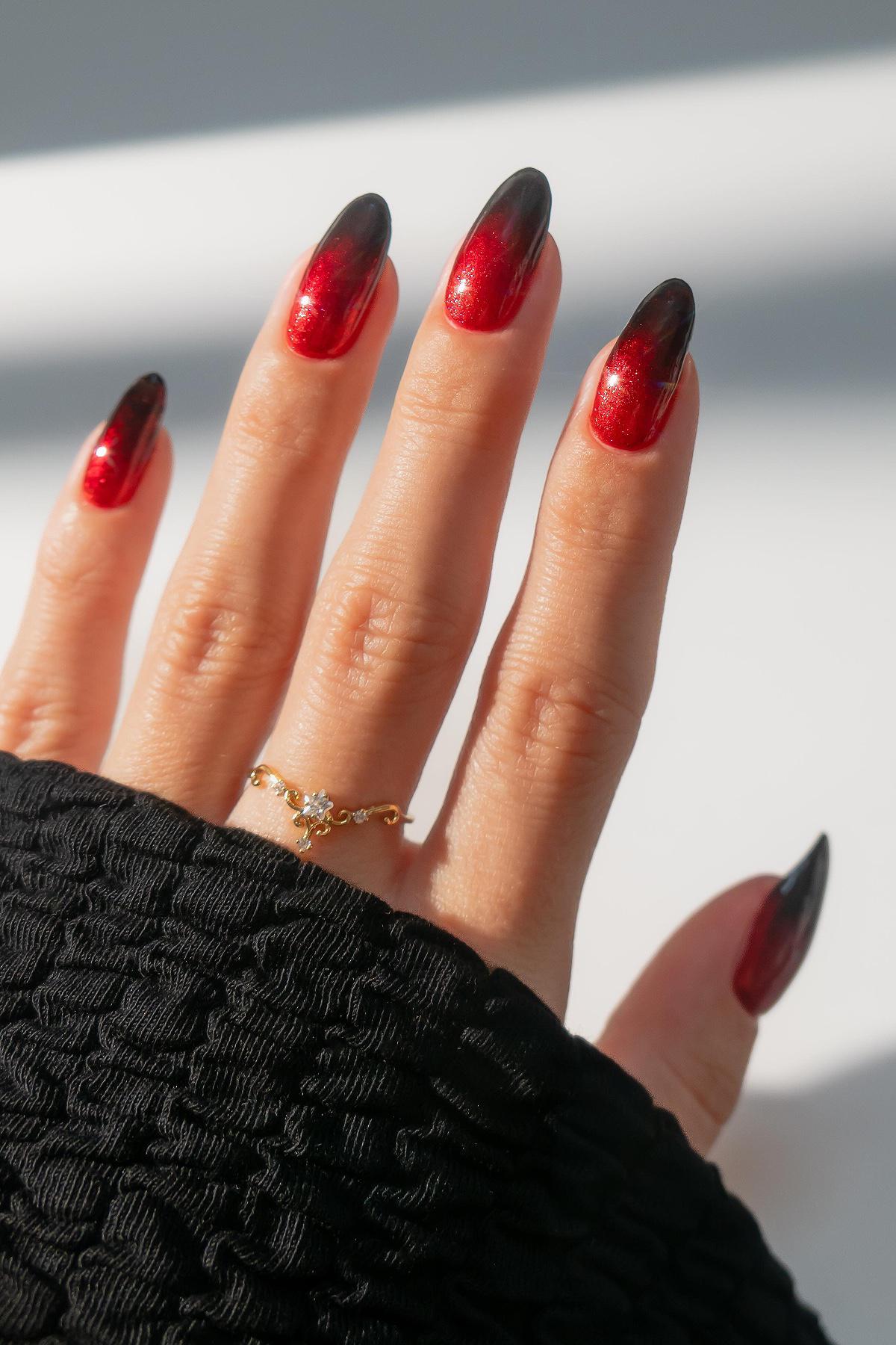 Красный и черный создают контрастный и заметный дизайн