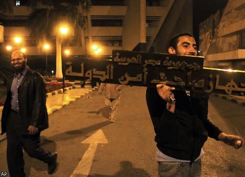 По всему Египту толпы штурмуют штаб-квартиры спецслужб