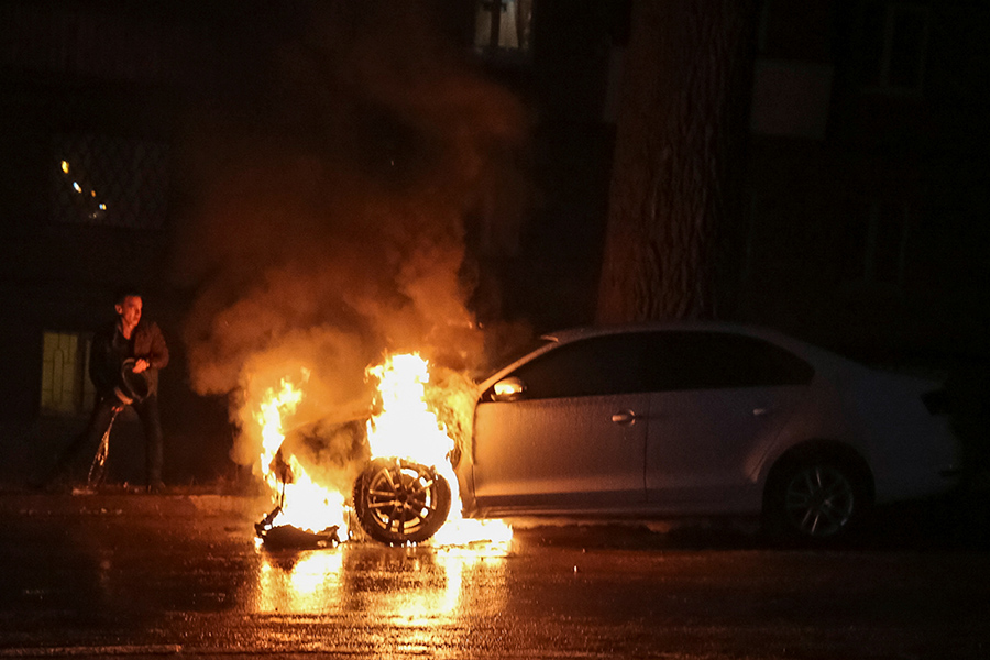 Во время демонстрации сгорел автомобиль с российскими дипломатическими номерами. Пожарные потушили огонь, но машина восстановлению уже не подлежит