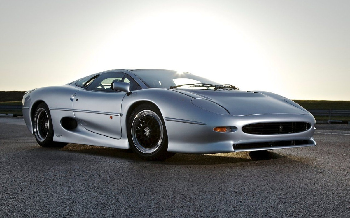 Видео: 30-летний суперкар Jaguar разогнали до 320 км/ч