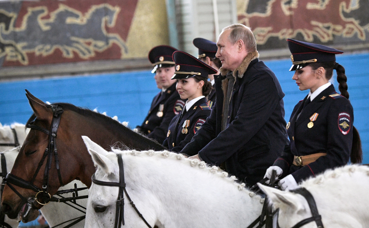Владимир Путин (второй справа)